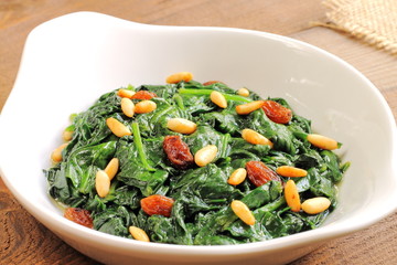 Espinacas a la catalana, con pasas y piñones