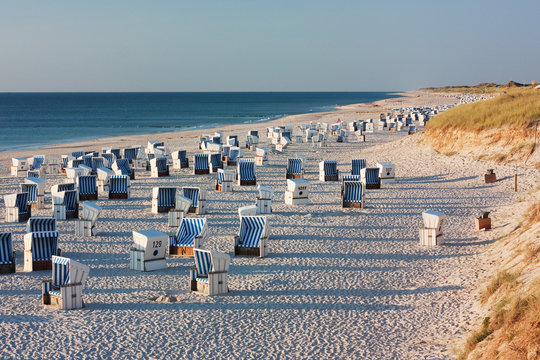 Strand mit Strandk&ouml;rben bei Kampen auf Sylt im Abendlicht
