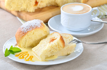 Hausgemachte Marillenbuchteln mit Vanillesoße und Cappuccino