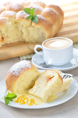 Frische Buchteln mit Vanillesoße und Cappuccino
