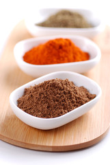 paprika piccante ed altre spezie su fondo bianco