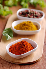 peperoncino macinato ed altre spezie sul tavolo di legno