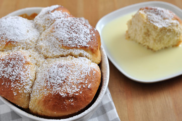 Buchteln mit Vanillesauce