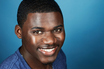 Obraz premium happy smiing african man