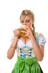 Junge Frau im Dirndl trinkt Bier