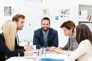 ein junges team im büro