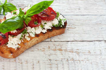 Toast with grilled tomatoes and soft cheese