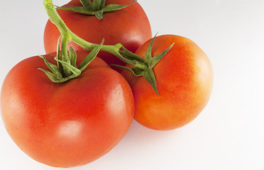 Tre pomodori maturi