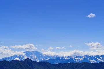 Himmel mit Wolken über Bergen