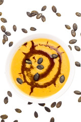 Kürbiscremesuppe von oben mit Kürbiskernen