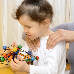 Physiotherapie mit kleinem Mädchen
