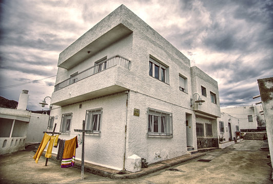 casa de pueblo con ropa tendida