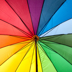 Sonnenschirm in Regenbogen-Farben