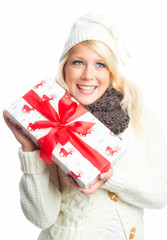 Frau hält Weihnachtsgeschenk