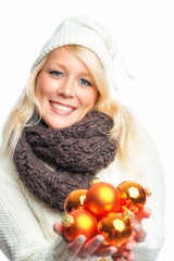 Frau hält Weihnachtsbaumkugeln