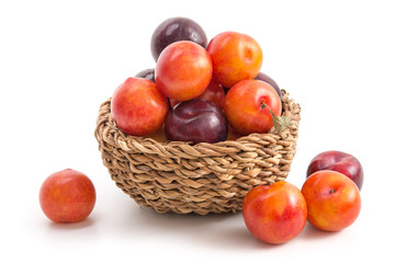 Gelbe und rote Pflaumen in einem Körbchen