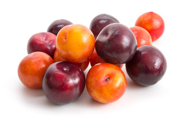 Gelbe und rote Pflaumen