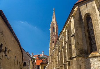 Fototapeta na wymiar Widok kościoła Clarissine i Zamek w Bratysławie