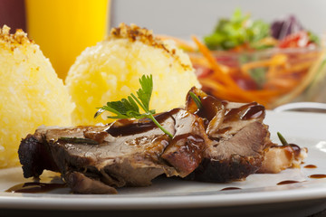 Schweinebraten mit Kartoffelknödel