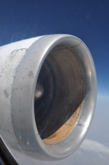 Вид на турбину самолёта во время полёта