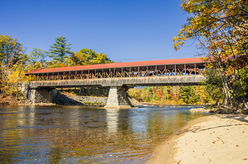 Fototapeta na wymiar Most pokryte jesienią i odbicia w wodzie