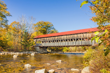 Fototapeta na wymiar Covered Bridge i kolory jesieni