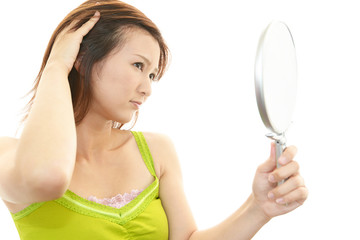 顔のシミを気にする女性