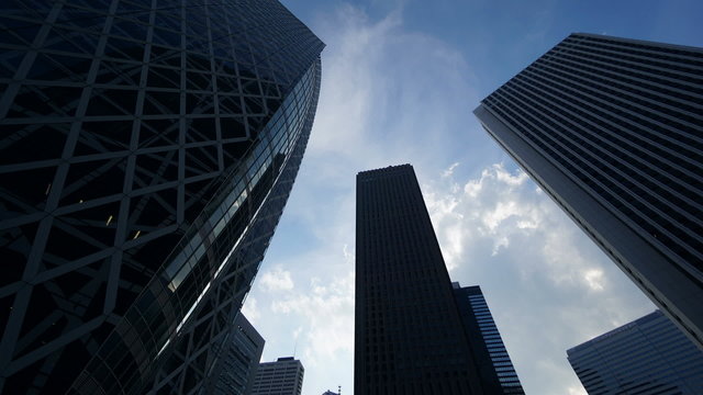 東京　高層ビル街 ビルの谷間 一瞬日がさす