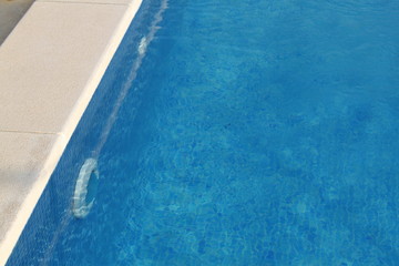 Fototapeta na wymiar Wasser im Swimmingpool