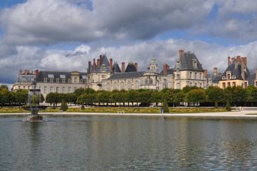 Fototapeta na wymiar Château de Fontainebleau depuis le Grand Parterre