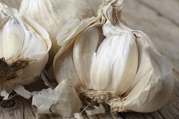 whole and cloves of organic garlic