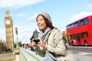 Tableaux ronds sur aluminium brossé Bus rouge de Londres London tourist woman sightseeing taking pictures