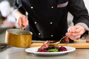 Foto op Plexiglas Chef-kok in hotel- of restaurantkeuken koken © Kzenon