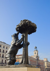 Naklejka premium bear with strawberry tree, symbol of Madrid, Spain