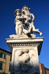 Fototapeta na wymiar Pomnik aniołów na Plac Cudów w Pizie, Włochy