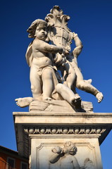 Fototapeta na wymiar Pomnik aniołów na Placu Cudów w Pizie, Włochy