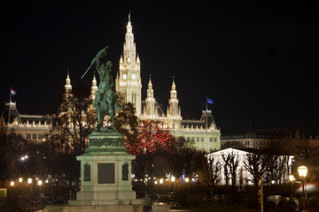 Fototapeta na wymiar Denkmal mit Reiter Wien vor Weihnachtsmarkt