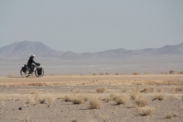 Obraz na płótnie Canvas Wycieczka rowerowa na pustyni