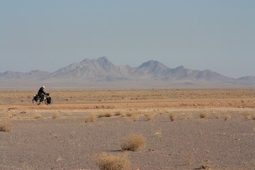 Fototapeta na wymiar Wycieczka rowerowa na pustyni