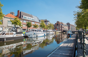 Fototapeta na wymiar Mechelen - Canal and yachst in morning light