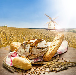 Backwaren vor einem Getreidefeld mit Windmühle