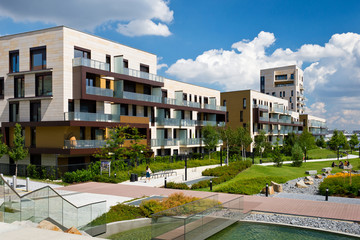 Fototapeta na wymiar Widok z parku publicznego z nowo wybudowanym nowoczesnym bloku
