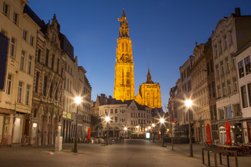 Anvers - cathédrale Notre-Dame et rue Suikerrui