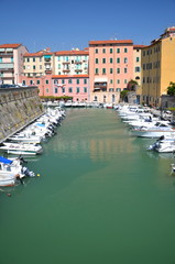 Malowniczy widok łodzi w kanale miejskim w Livorno, Włochy - obrazy, fototapety, plakaty