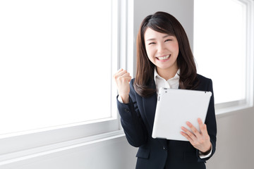 タブレットを見る女性　ビジネス