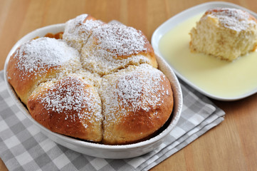 Buchteln mit Vanillesauce
