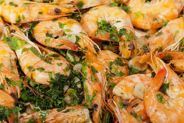 Fried shrimps with the garlic and the parsley