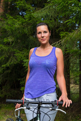 Obraz premium Young pretty woman and bicycle
