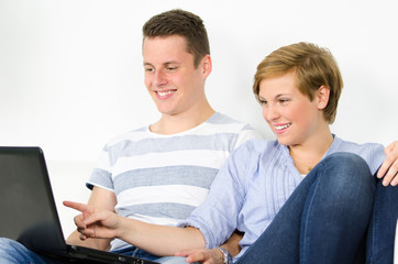 junges paar beim onlineshopping