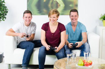 drei freunde spielen computer